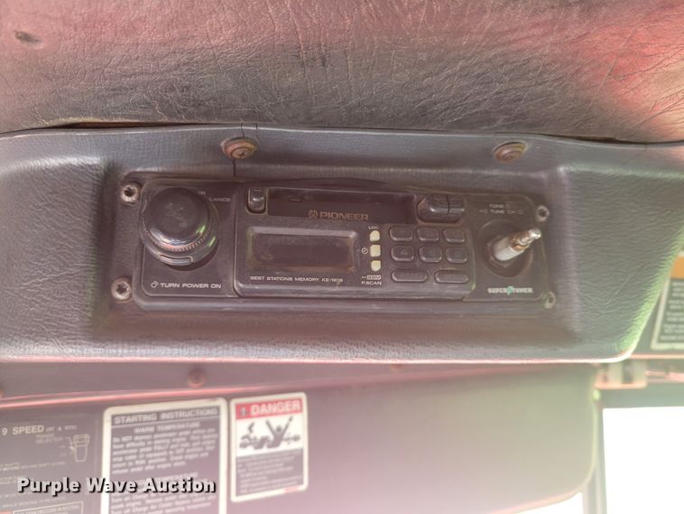 image for item JG9092 1992 Mack RD688S  semi truck