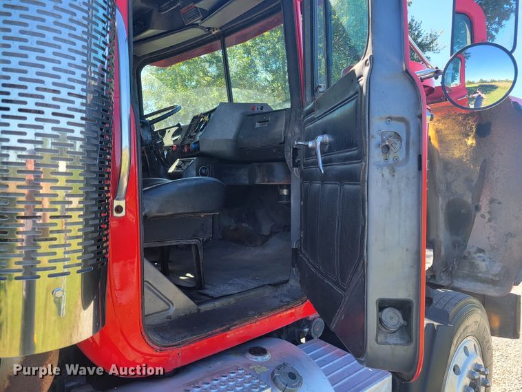 image for item JG9092 1992 Mack RD688S  semi truck