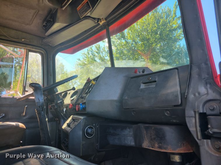 image for item JG9092 1992 Mack RD688S  semi truck