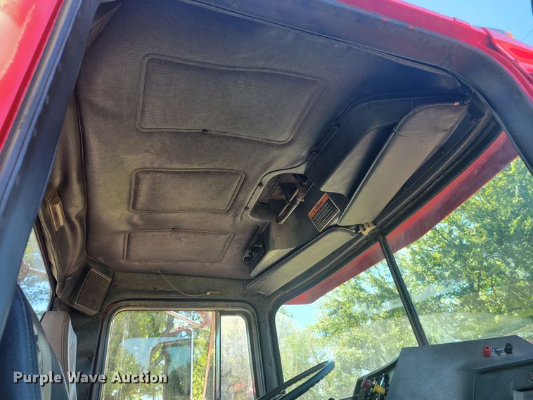 image for item JG9092 1992 Mack RD688S  semi truck