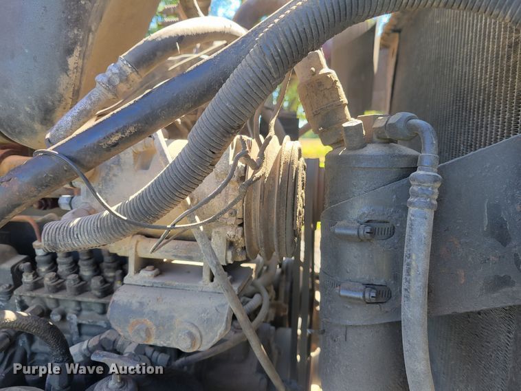 image for item JG9092 1992 Mack RD688S  semi truck