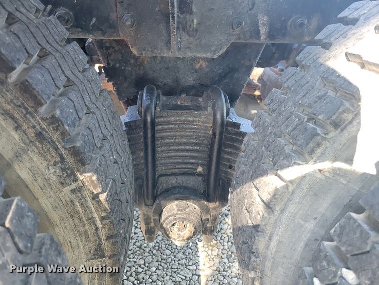 image for item JG9092 1992 Mack RD688S  semi truck