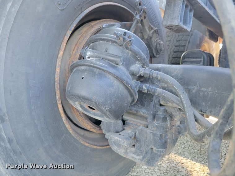 image for item JG9092 1992 Mack RD688S  semi truck