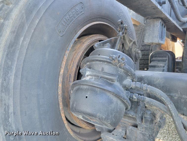 image for item JG9092 1992 Mack RD688S  semi truck