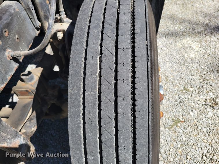 image for item JG9092 1992 Mack RD688S  semi truck