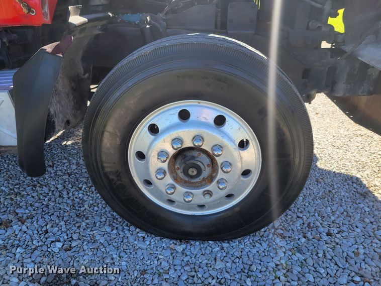 image for item JG9092 1992 Mack RD688S  semi truck