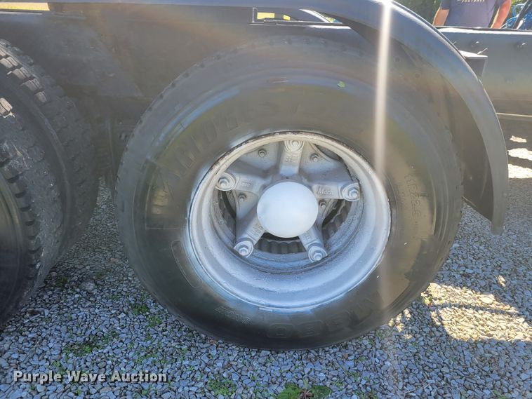 image for item JG9092 1992 Mack RD688S  semi truck