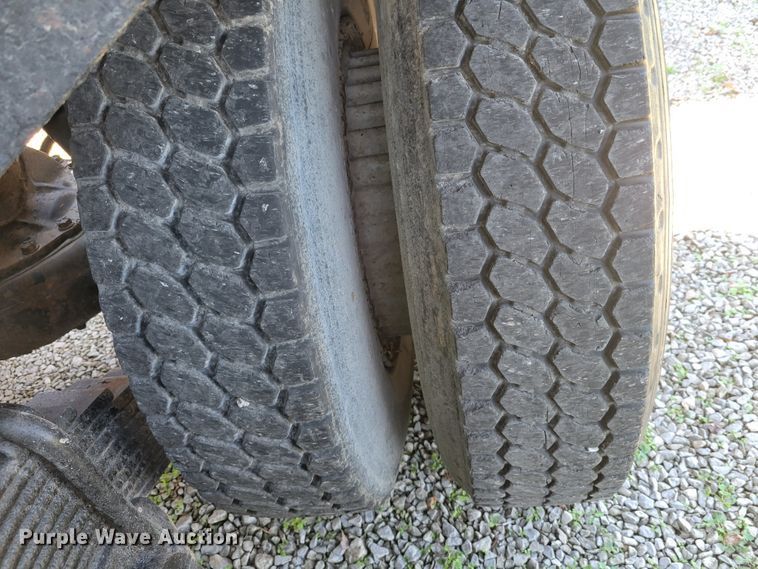 image for item JG9092 1992 Mack RD688S  semi truck