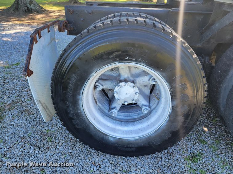 image for item JG9092 1992 Mack RD688S  semi truck