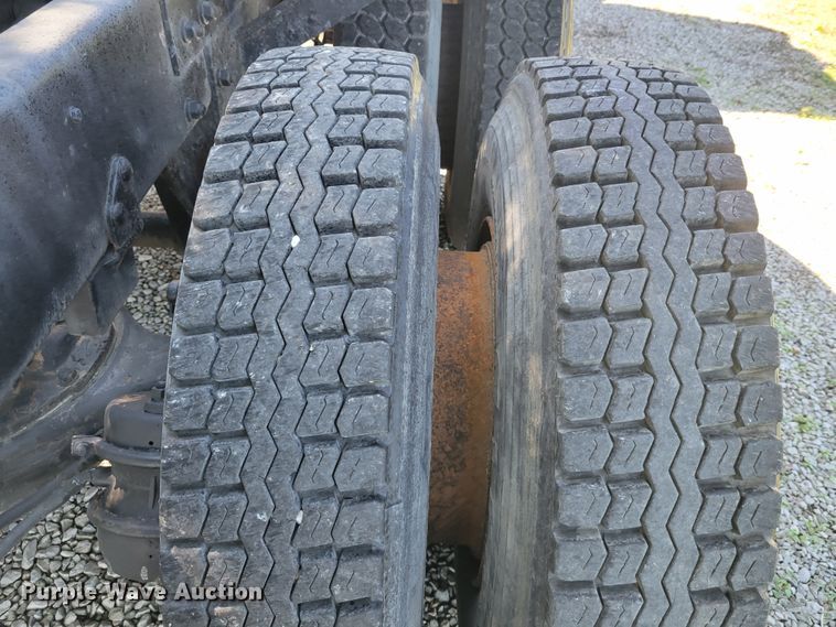 image for item JG9092 1992 Mack RD688S  semi truck