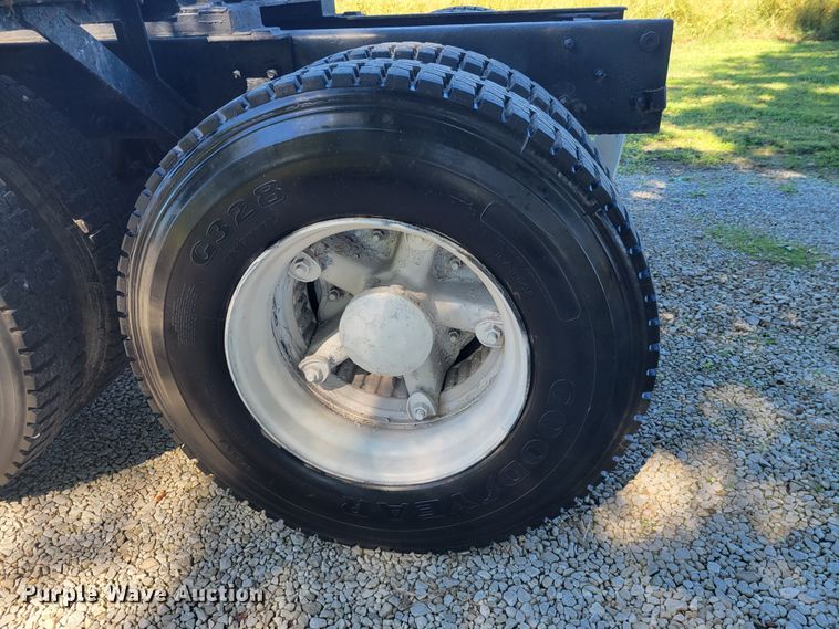 image for item JG9092 1992 Mack RD688S  semi truck