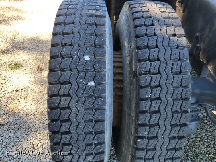 image for item JG9092 1992 Mack RD688S  semi truck