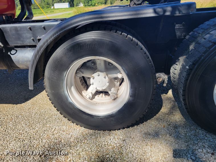 image for item JG9092 1992 Mack RD688S  semi truck