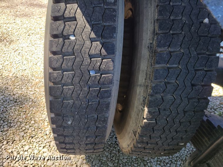 image for item JG9092 1992 Mack RD688S  semi truck