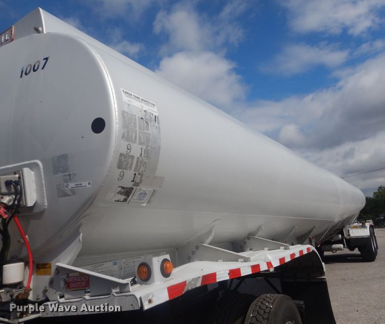 image for item JG9108 1997 Heil  tank trailer
