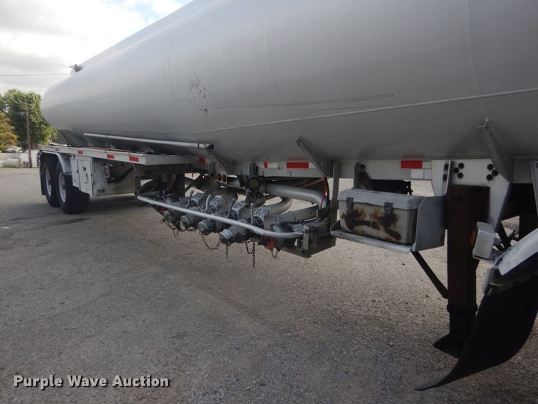 image for item JG9108 1997 Heil  tank trailer