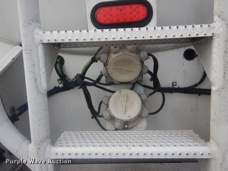 image for item JG9108 1997 Heil  tank trailer