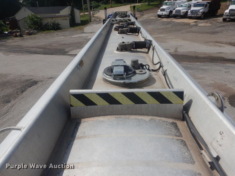 image for item JG9108 1997 Heil  tank trailer