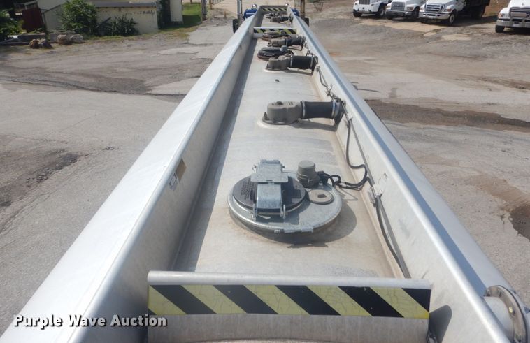 image for item JG9108 1997 Heil  tank trailer