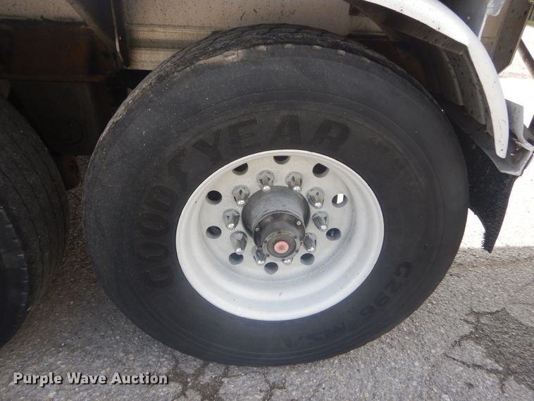 image for item JG9108 1997 Heil  tank trailer