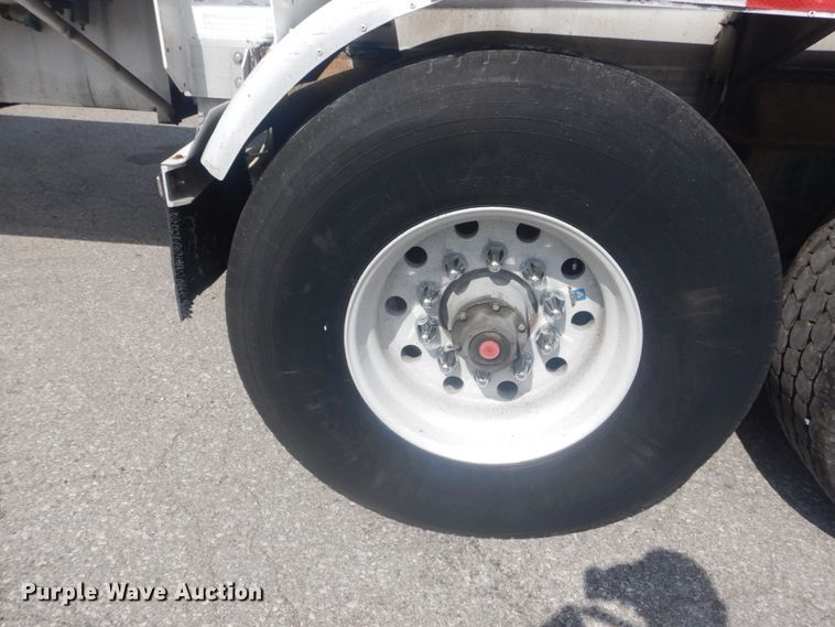 image for item JG9108 1997 Heil  tank trailer