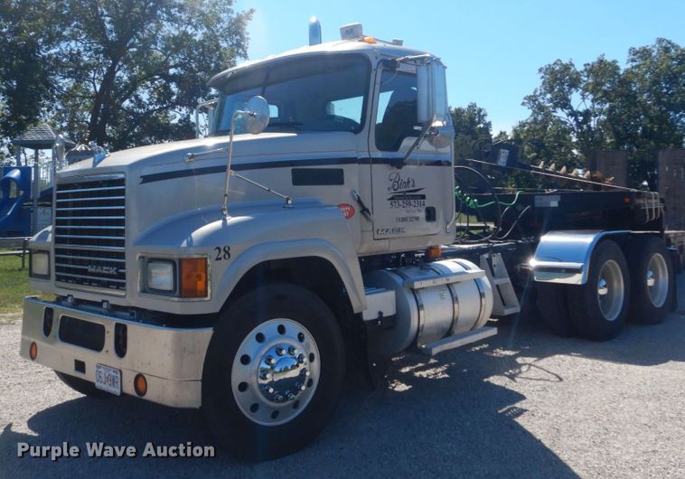 image for item JG9123 2010 Mack CHU613  semi truck