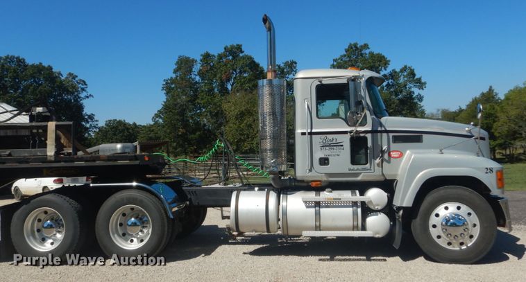 image for item JG9123 2010 Mack CHU613  semi truck