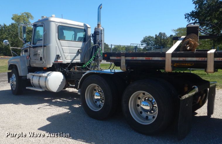 image for item JG9123 2010 Mack CHU613  semi truck