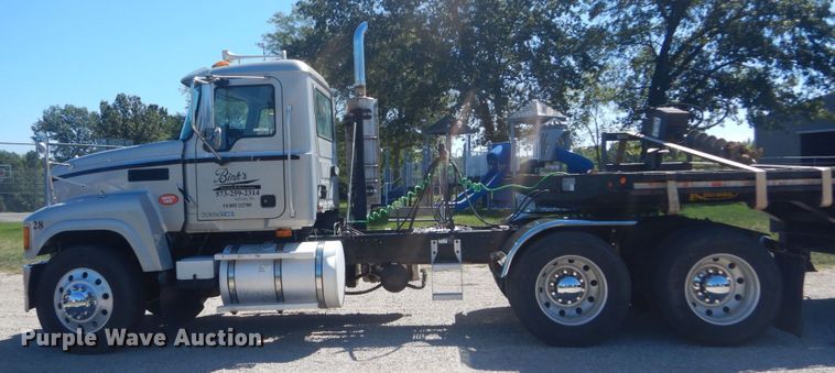 image for item JG9123 2010 Mack CHU613  semi truck