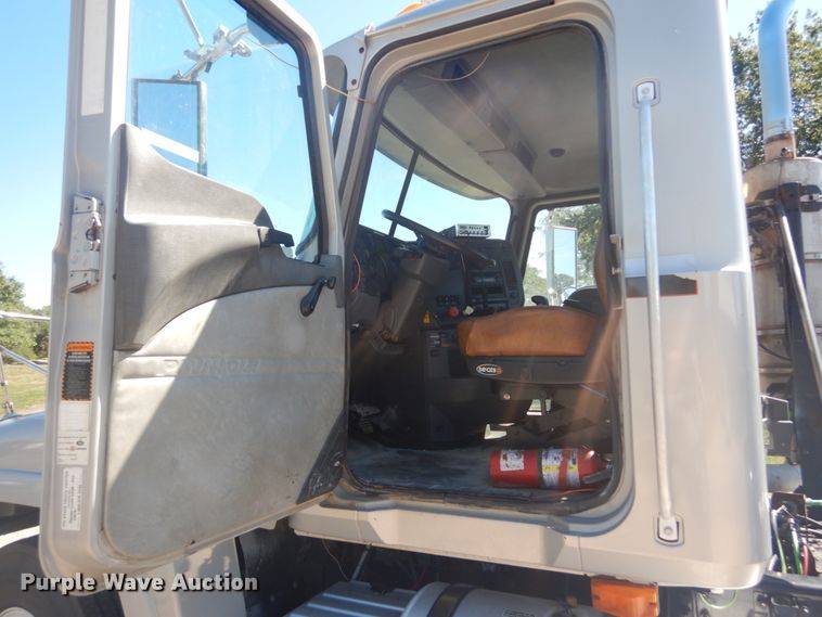 image for item JG9123 2010 Mack CHU613  semi truck