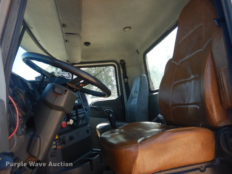 image for item JG9123 2010 Mack CHU613  semi truck