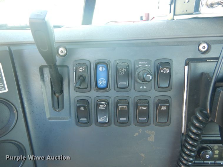 image for item JG9123 2010 Mack CHU613  semi truck