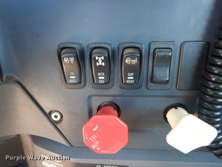 image for item JG9123 2010 Mack CHU613  semi truck