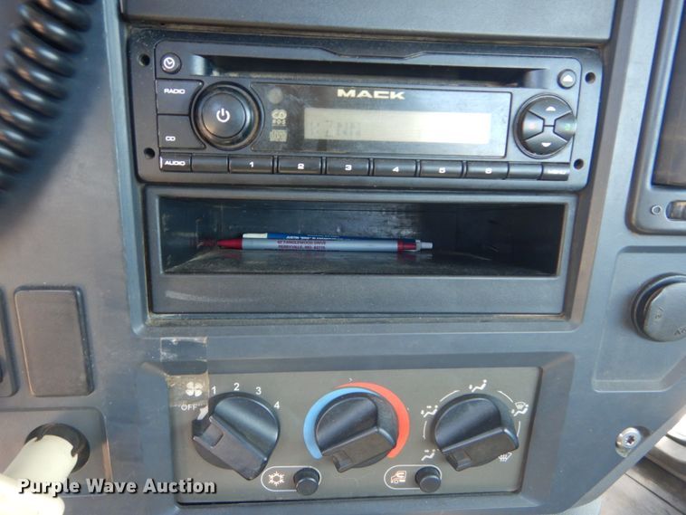 image for item JG9123 2010 Mack CHU613  semi truck