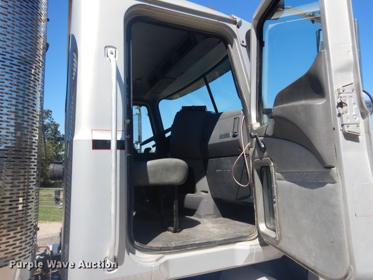 image for item JG9123 2010 Mack CHU613  semi truck