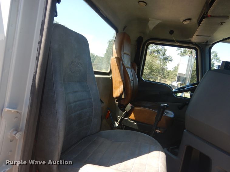 image for item JG9123 2010 Mack CHU613  semi truck