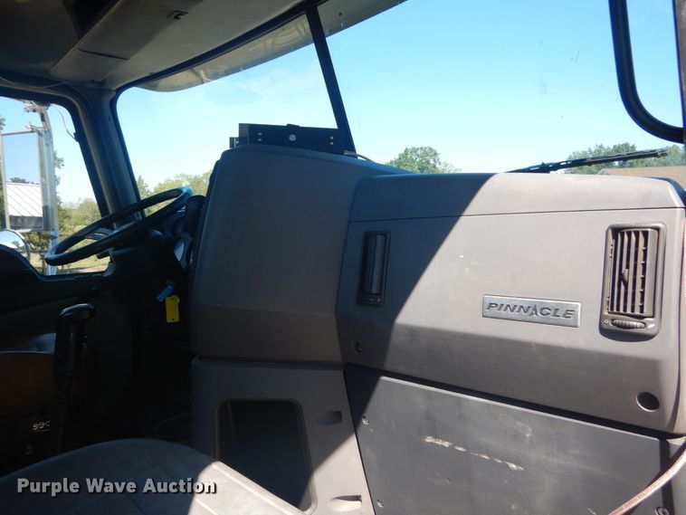 image for item JG9123 2010 Mack CHU613  semi truck