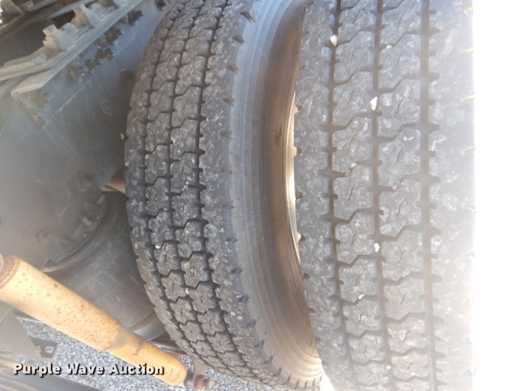 image for item JG9123 2010 Mack CHU613  semi truck