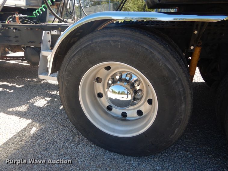 image for item JG9123 2010 Mack CHU613  semi truck