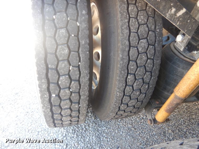 image for item JG9123 2010 Mack CHU613  semi truck