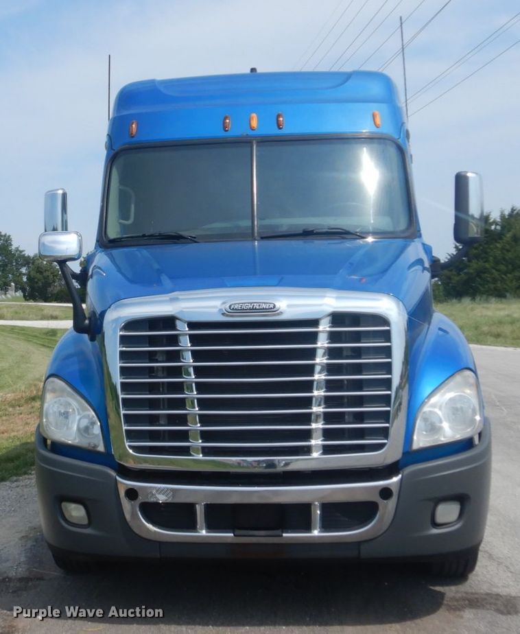 image for item JI9469 2012 Freightliner Cascadia 125  semi truck