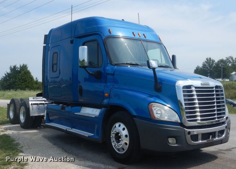 image for item JI9469 2012 Freightliner Cascadia 125  semi truck
