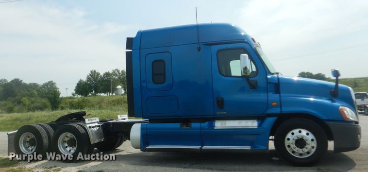 image for item JI9469 2012 Freightliner Cascadia 125  semi truck
