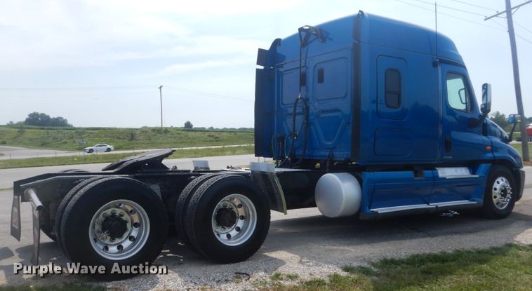 image for item JI9469 2012 Freightliner Cascadia 125  semi truck