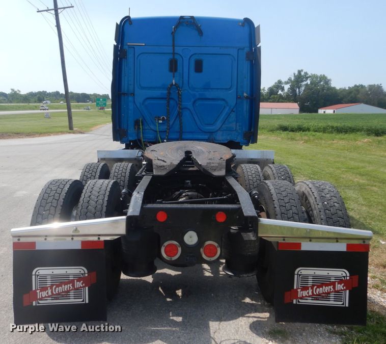 image for item JI9469 2012 Freightliner Cascadia 125  semi truck