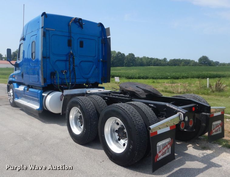 image for item JI9469 2012 Freightliner Cascadia 125  semi truck