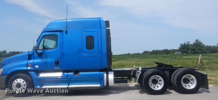 image for item JI9469 2012 Freightliner Cascadia 125  semi truck