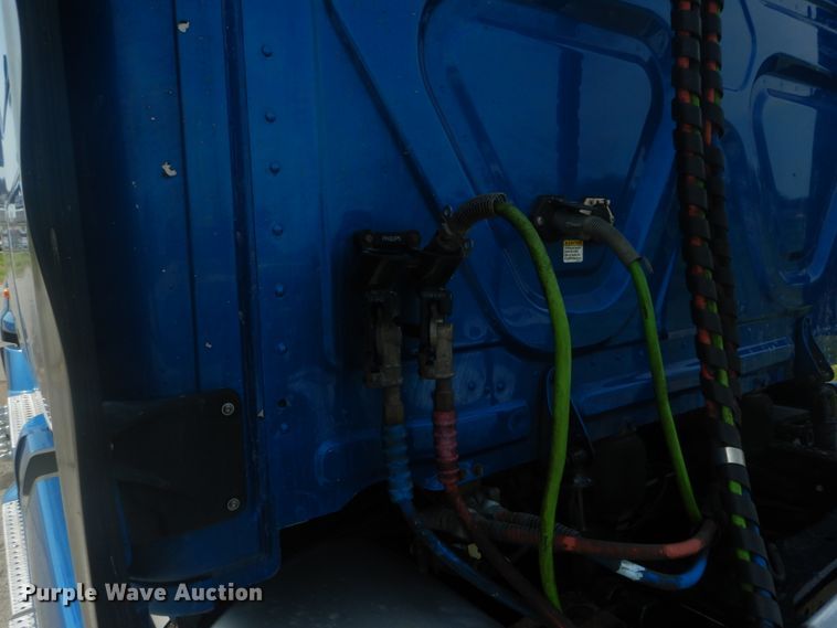 image for item JI9469 2012 Freightliner Cascadia 125  semi truck