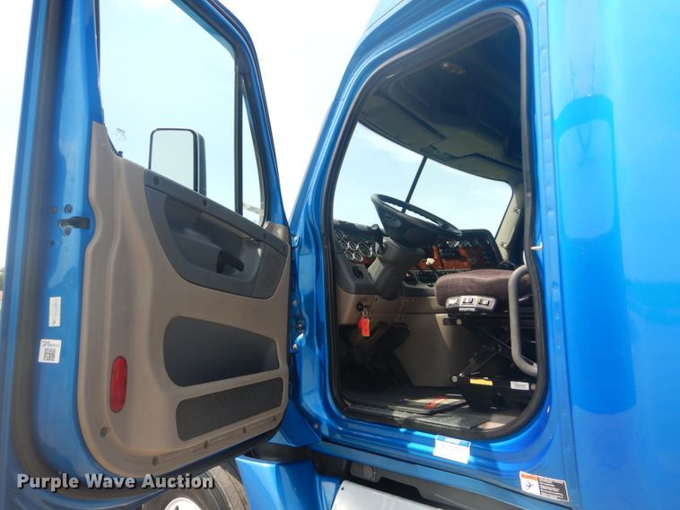 image for item JI9469 2012 Freightliner Cascadia 125  semi truck