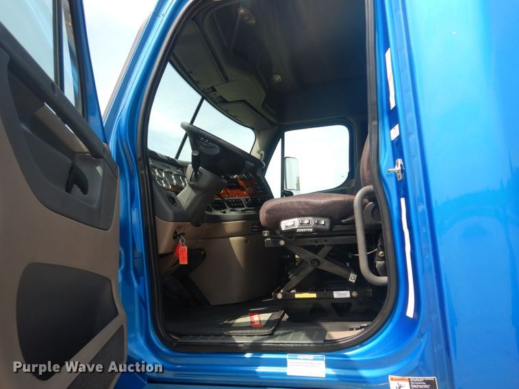 image for item JI9469 2012 Freightliner Cascadia 125  semi truck